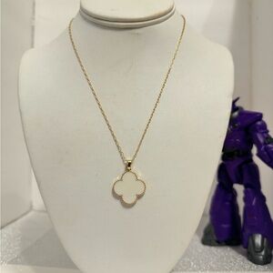 SALO WHITE FLOWER STATEMENT NECKLACE